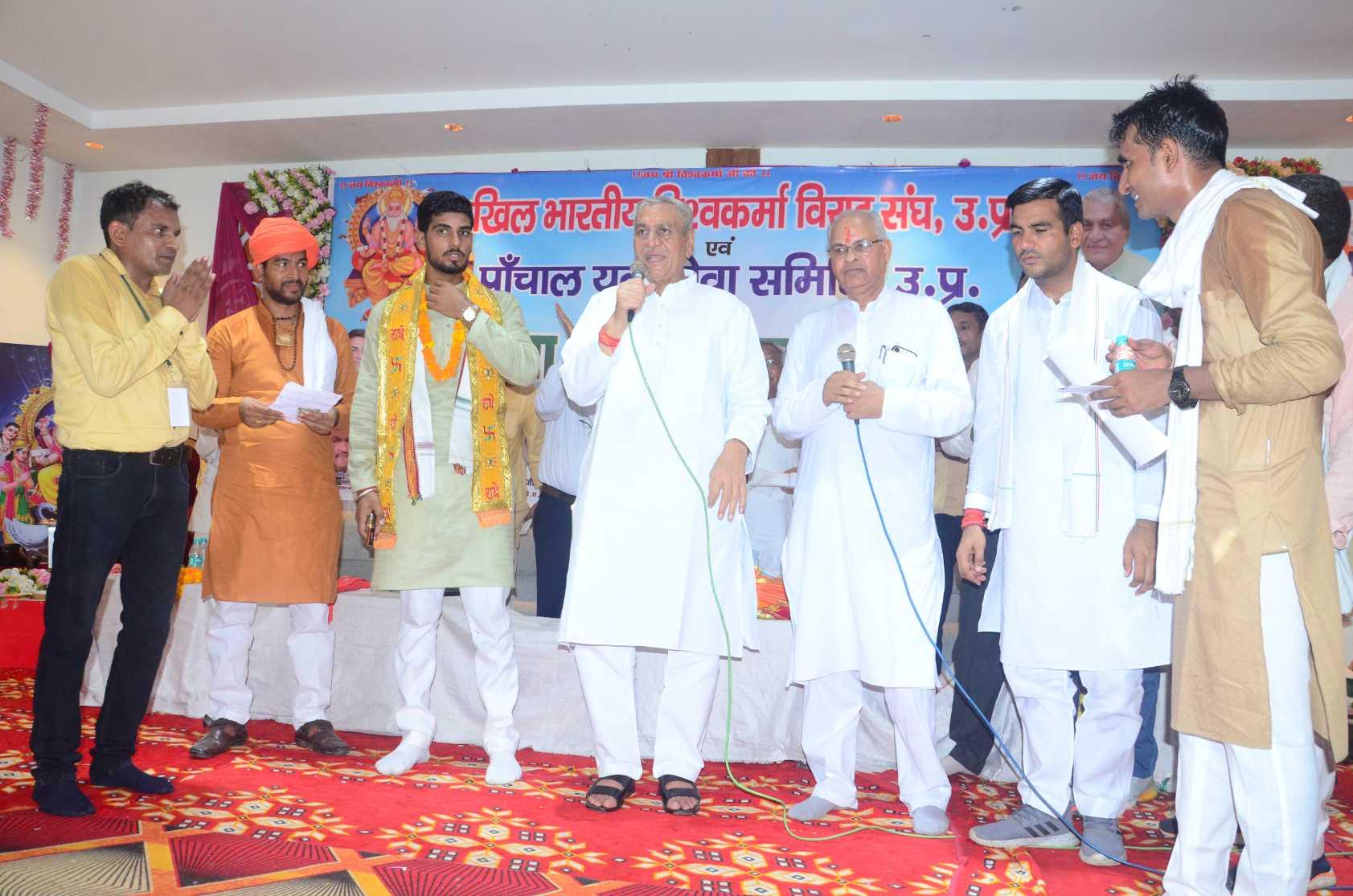 उत्तर प्रदेश के कोसी कलां में विराट संघ एवं पांचाल युवा सेवा समिति द्वारा भव्य प्रतिभा सम्मान समारोह का आयोजन किया गया।